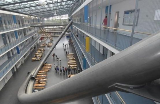 München: Khuôn viên đại học có máng trượt từ tầng 4 xuống đất