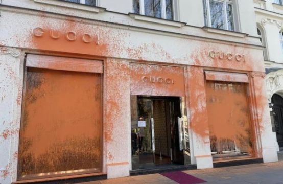 Các store đồ hiệu ở Đức liên tiếp bị tạt sơn, dân tình tranh cãi gay gắt,...