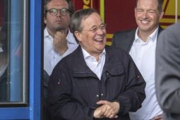 Thống đốc bang ở Đức bị chỉ trích vì cười hớn hở khi đi thăm vùng lũ