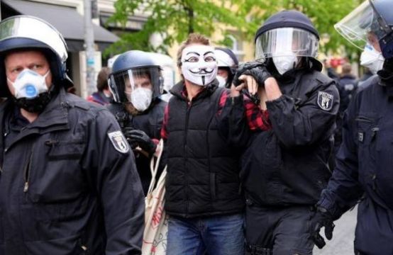 Bùng nổ làn sóng biểu tình phản đối lệnh phong tỏa ở Đức