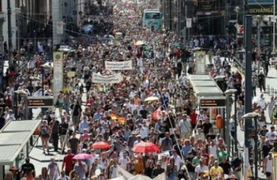 Hàng ngàn người Đức biểu tình phản đối chống dịch nCoV vì... mất tự do