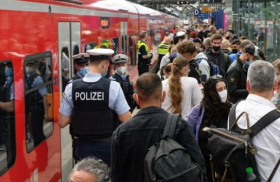 Vé € 9: Hàng trăm chuyến tàu Đức ‘quá tải’ vào cuối tuần dài