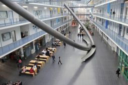 Chiêm ngưỡng cầu trượt khổng lồ ở đại học Đức