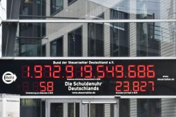 Đồng hồ nợ công ở Berlin lần đầu chạy ngược trong vòng 22 năm