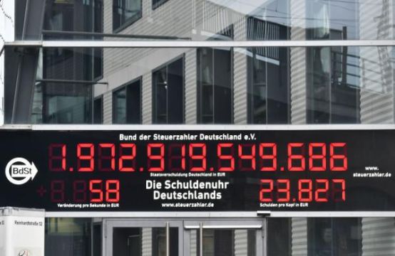 Đồng hồ nợ công ở Berlin lần đầu chạy ngược trong vòng 22 năm