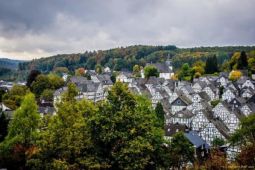 Ngôi làng ở Đức khiến du khách hoa mắt vì nhà cửa quá giống nhau