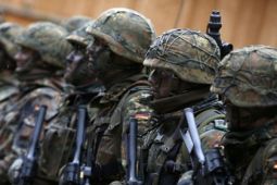 Lính Đức dùng cán chổi thay súng khi diễn tập cùng NATO