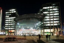Trung tâm Berlin tê liệt vì bom