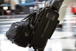 Điều tối kỵ khi đi máy bay: Chuyển giúp hành lý người khác