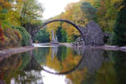 Chàng trai Việt đi xuyên rừng tìm ‘cây cầu của quỷ’ ở Đức