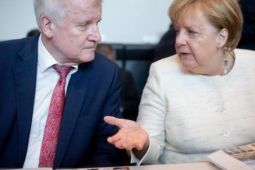 Bộ trưởng Nội vụ Đức không thể làm việc với Thủ tướng Merkel