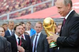 Tổng thống Croatia, thủ tướng Đức và những nguyên thủ quốc gia ‘cuồng’ bóng đá