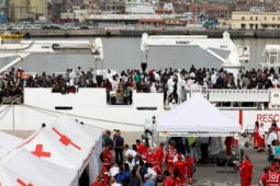 Đức đồng ý tiếp nhận một phần trong số 450 người di cư mắc kẹt trên biển