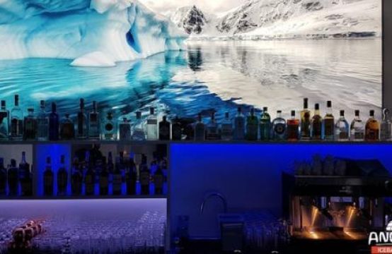 Giải nhiệt trong quán bar làm từ băng tại Berlin, Đức