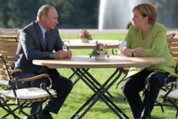 Putin đến Đức, cùng bà Merkel thảo luận một loạt vấn đề hóc búa