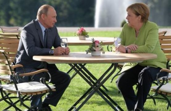 Putin đến Đức, cùng bà Merkel thảo luận một loạt vấn đề hóc búa