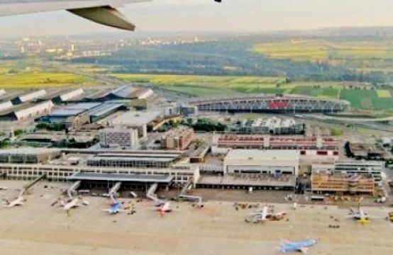 Bố mẹ bỏ quên con gái 5 tuổi ở sân bay Đức