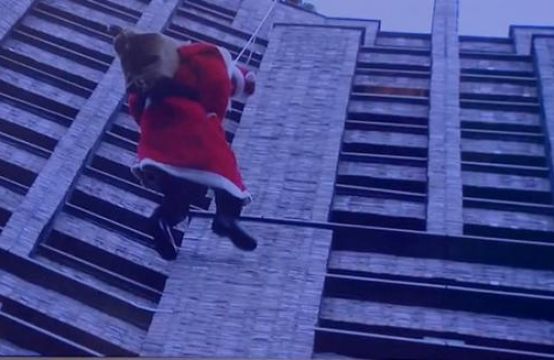 Ông già Noel trèo từ tòa tháp cao 100 mét để tặng quà