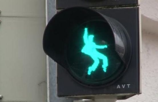 Đèn giao thông hình ca sĩ ở thị trấn Đức