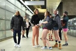 Hàng trăm người ở London, Berlin và Prague không mặc quần đi tàu điện ngầm