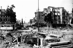 Ngày này năm xưa: Thành phố Đức hứng mưa bom, 25.000 người chết