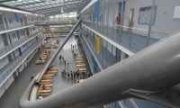 München: Khuôn viên đại học có máng trượt từ tầng 4 xuống đất
