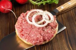 Kinh dị món hamburger thịt sống của Đức không phải ai cũng dám ăn