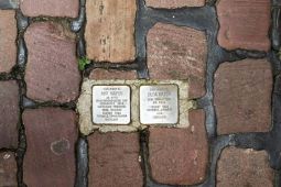Những miếng đồng in tên người chết ám ảnh trên đường phố Berlin