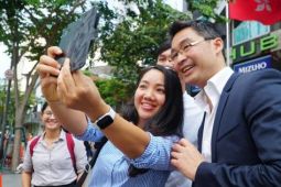 Nguyên phó thủ tướng Đức gốc Việt: Đồ vest và giày thể thao cuốn hút người trẻ