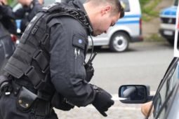Cảnh sát Đức chống phát xít mới bằng cách tịch thu hết bia