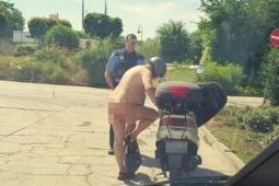 Cảnh sát chặn đường người đàn ông Đức khỏa thân lái xe máy vì trời nóng