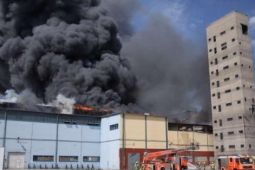 TIN NÓNG: Cháy chợ Đồng Xuân ở Berlin, khói đen bốc lên ngùn ngụt