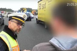 Tài xế dừng xe chụp ảnh tai nạn, cảnh sát Đức dẫn đi xem người chết