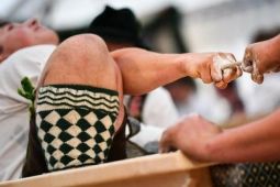 Lạ lùng cuộc thi kéo co bằng ngón tay ở Đức