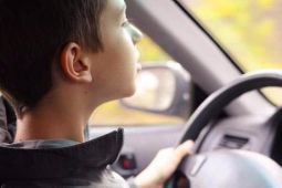 Đức: Bé 8 tuổi ‘mượn’ xe hơi của mẹ, phóng 140km/h đi chơi đêm