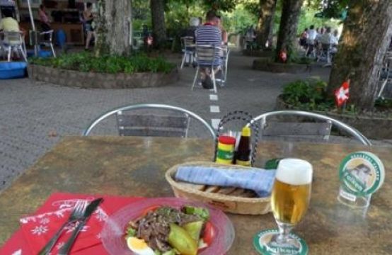 Nơi ăn tối ở Thụy Sĩ với tay sang Đức lấy bia