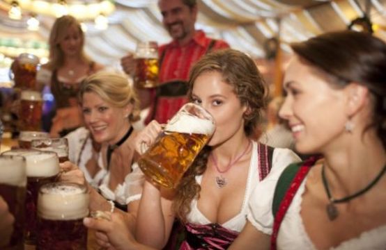 Bên trong nhà thổ Đức phục vụ khách ở lễ hội bia lớn nhất thế giới