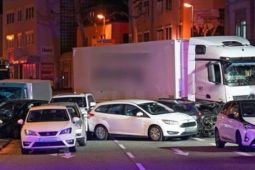 Đức: Xe tải lao vào ô tô đang dừng đỗ khiến nhiều người bị thương