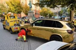 Cảnh sát Đức tịch thu xe BMW X5 mạ vàng vì quá chói mắt