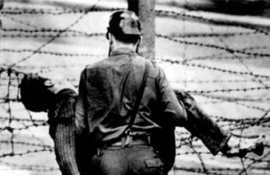 17/08/1962: Lính Đông Đức bắn người cố vượt Bức tường Berlin