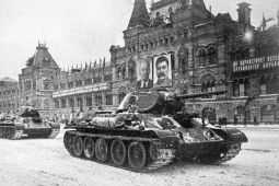 Liên Xô duyệt binh trên Quảng trường Đỏ giữa lúc Moscow bị Đức bao vây
