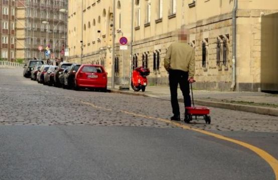 Người đàn ông Đức Kéo lê 99 smartphone ngoài đường để đánh lừa Google Maps