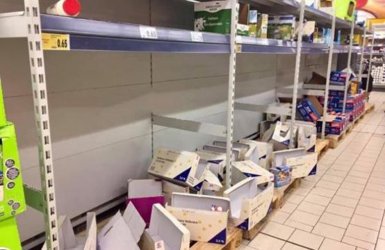 Dịch COVID-19: Hình ảnh người dân Đức ‘vơ vét’ hàng hóa ở các siêu thị