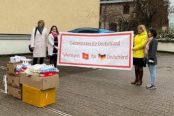 Người Việt ở Đức may khẩu trang tặng bệnh viện