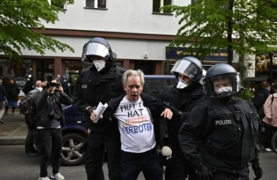 Đức :1000 người đi biểu tình đòi dỡ phong tỏa, cảnh sát bắt 100 người , đang...