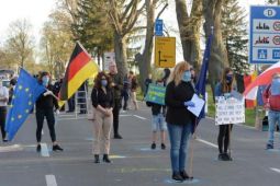 Hàng trăm người biểu tình phản đối các lệnh đóng cửa biên giới Ba Lan - Đức