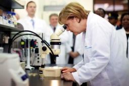 Lãnh đạo với tư duy khoa học, bà Merkel giúp Đức chống dịch thành công