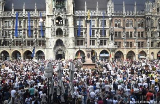 Hàng ngàn người Đức biểu tình chống phong toả, nguy cơ Covid-19 tăng cao