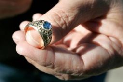 Ly kỳ chiếc nhẫn mất ở Đức, được tìm thấy ở Mỹ sau 38 năm