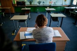 Các trường học và nhà trẻ ở miền tây nước Đức phải đóng cửa sau khi 400 công...